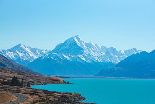 Roadtrip past Lake Pukaki and mountains of New Zealand